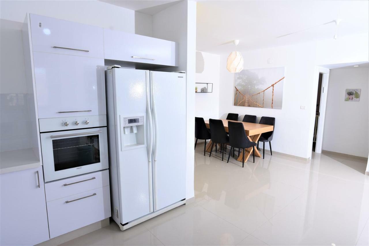 Aristone Luxury Apartment Тиверіада Екстер'єр фото
