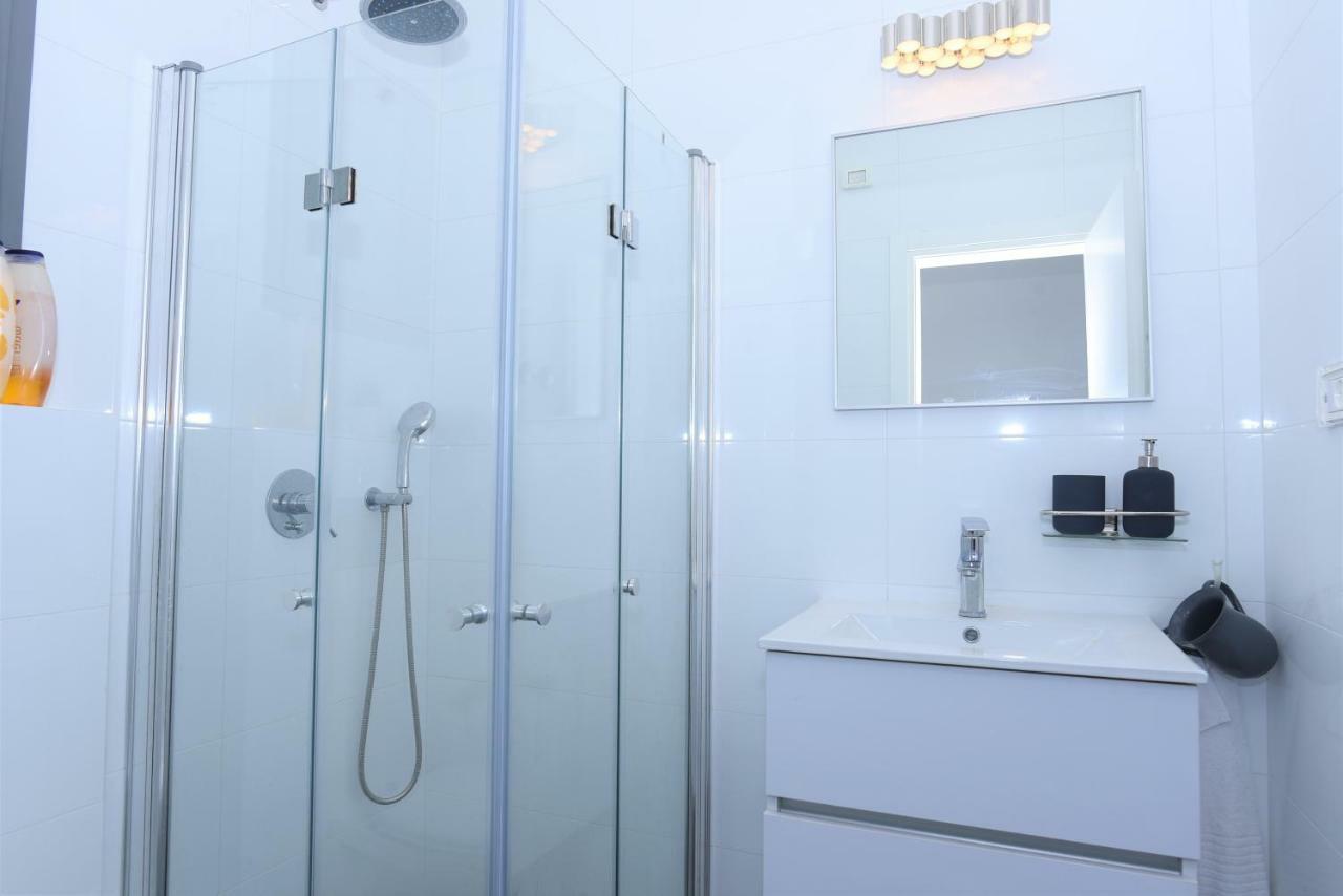 Aristone Luxury Apartment Тиверіада Екстер'єр фото
